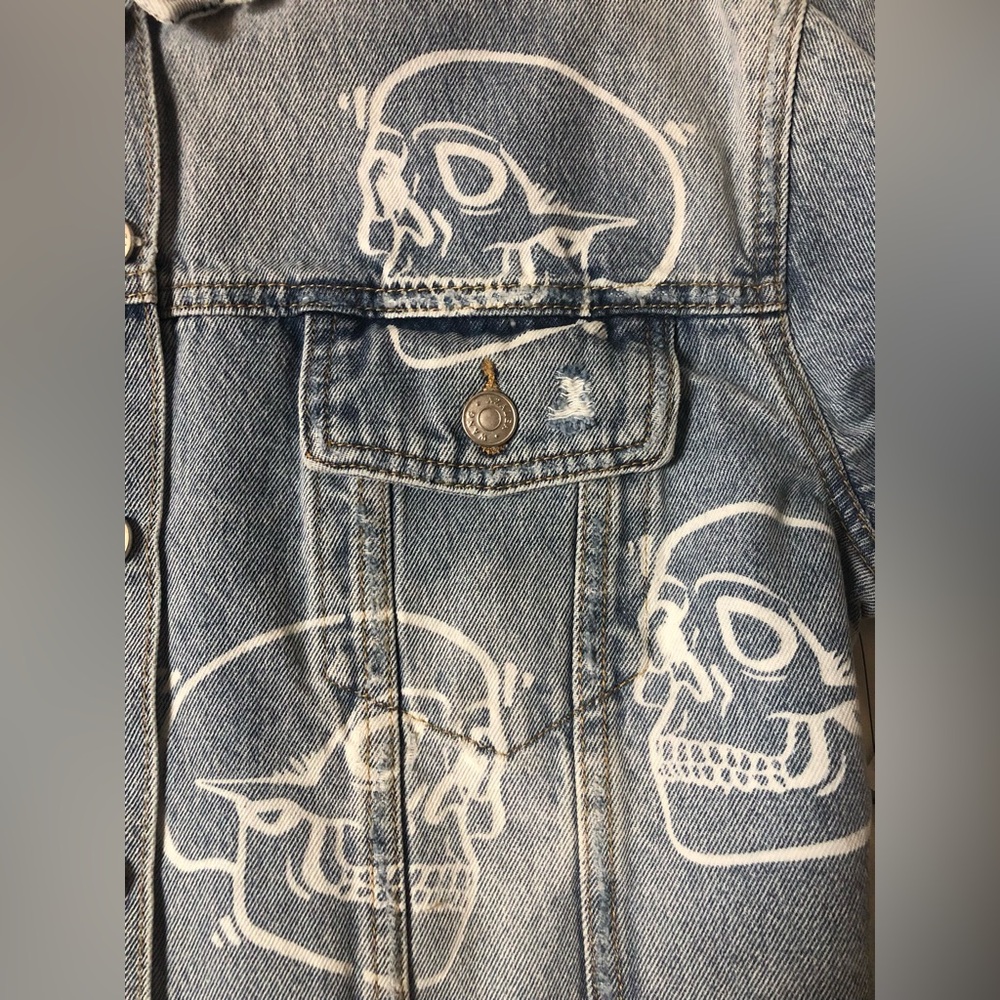 AZALEA  WANG SKULL DISTRESSED DENIM  JACKET SIZE: LARGE - Picture 7 of 8